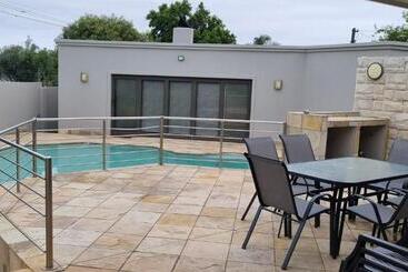 تختخواب و صبحانه 6 On Western Guest House