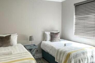 تختخواب و صبحانه 6 On Western Guest House