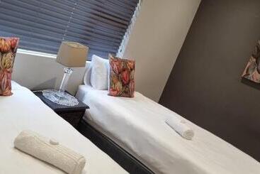 تختخواب و صبحانه 6 On Western Guest House