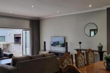 تختخواب و صبحانه 6 On Western Guest House