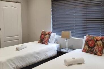 تختخواب و صبحانه 6 On Western Guest House