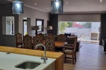 تختخواب و صبحانه 6 On Western Guest House