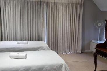 تختخواب و صبحانه 6 On Western Guest House