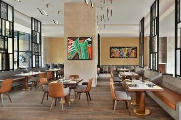 هتل Courtyard By Marriott Nashik