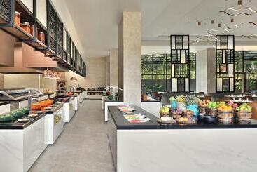 هتل Courtyard By Marriott Nashik