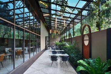 هتل Courtyard By Marriott Nashik