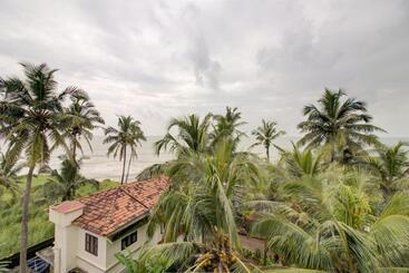هتل Collection O 75308 Floatel International Beach Resort