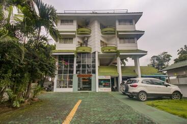 هتل Collection O 75308 Floatel International Beach Resort