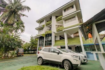 هتل Collection O 75308 Floatel International Beach Resort