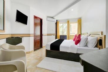 هتل Collection O 75308 Floatel International Beach Resort
