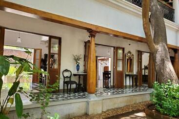 پانسیون Kariappa House