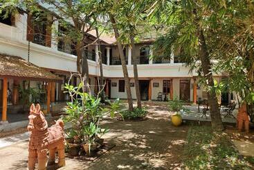 پانسیون Kariappa House
