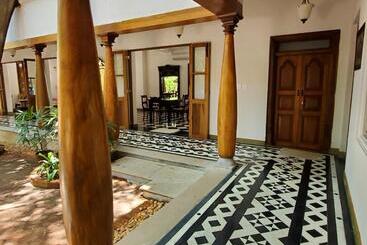 پانسیون Kariappa House