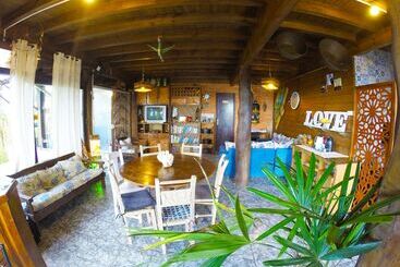 Albergue Explorer   Hostel