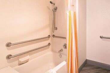 هتل La Quinta By Wyndham Miami Airport East