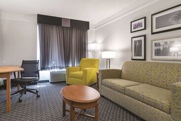 هتل La Quinta By Wyndham Miami Airport East