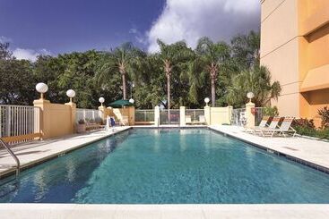 هتل La Quinta By Wyndham Miami Airport East