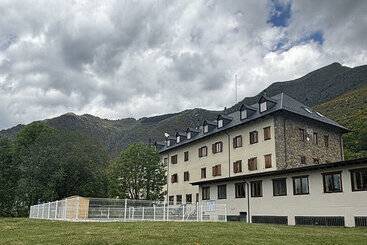 هتل Taull