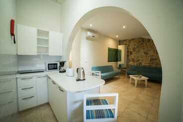 Myroandrou Beach Hotel Apartments