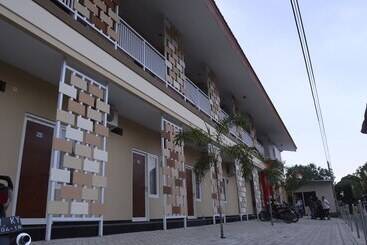 هتل Denofe House