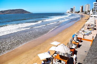 בית מלון כפרי Costa De Oro Beach