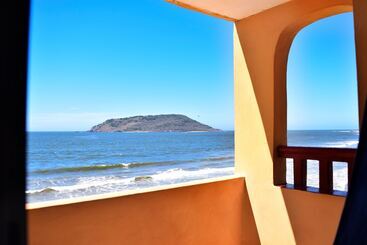 בית מלון כפרי Costa De Oro Beach