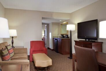 هتل Embassy Suites By Hilton Austin Arboretum
