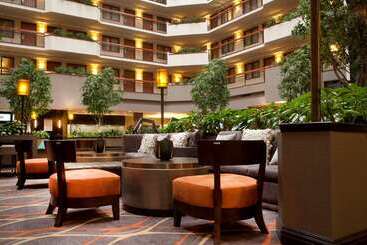 هتل Embassy Suites By Hilton Austin Arboretum
