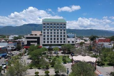 هتل Everest Ciudad Victoria