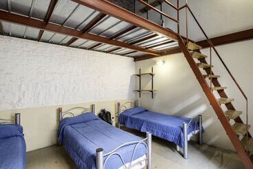 هتل Granados Hostel