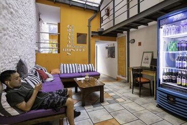 هتل Granados Hostel