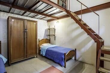 هتل Granados Hostel