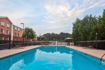 هتل Holiday Inn Exp Winston Salem By Ihg