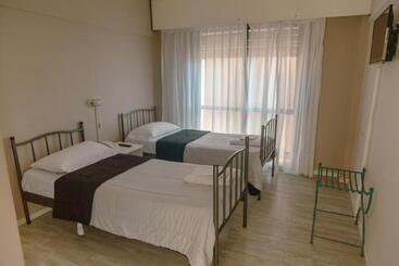 هتل Rayentray Hostal