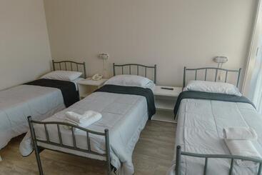 هتل Rayentray Hostal