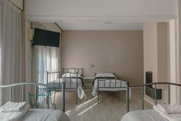 هتل Rayentray Hostal