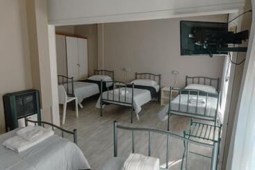 هتل Rayentray Hostal