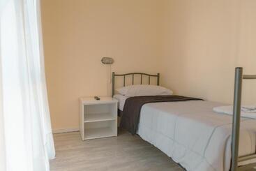 هتل Rayentray Hostal
