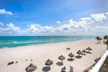 هتل Thunderbird Beach