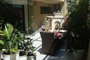 Leonidas Hotel & Apartments