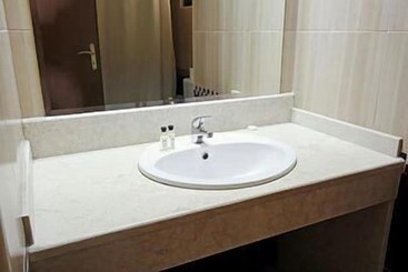 Leonidas Hotel & Apartments
