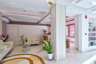 Leonidas Hotel & Apartments