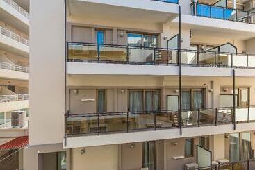 Leonidas Hotel & Apartments