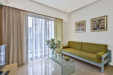 Leonidas Hotel & Apartments