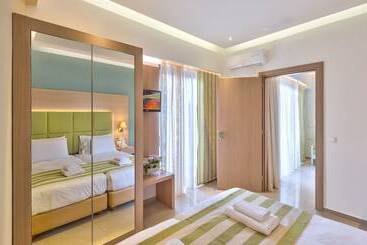 Leonidas Hotel & Apartments