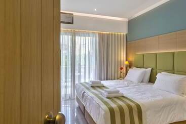 Leonidas Hotel & Apartments