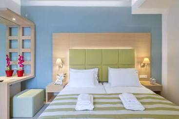 Leonidas Hotel & Apartments