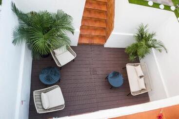 مسافرخانه Abril Nerja
