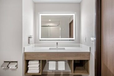 هتل Holiday Inn Express San Diego   Sorrento Valley, An Ihg