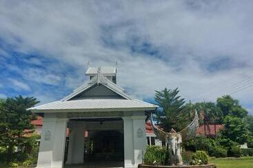 هتل Karinthip Village